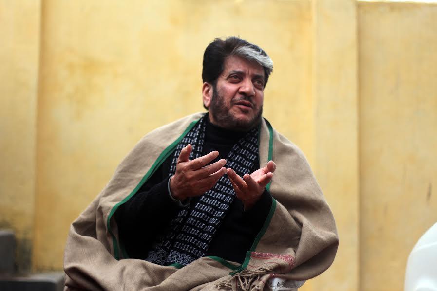 Shah prays for ailing Geelani's speedy recovery